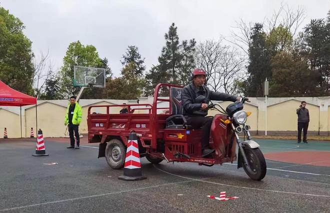 三四轮车可以上路交警：但还要注意这4个要求龙8国际电子游戏娱乐平台满足3个条件电动(图5)